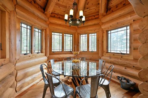 Posezení v ubytování Osprey Lake Cabin home