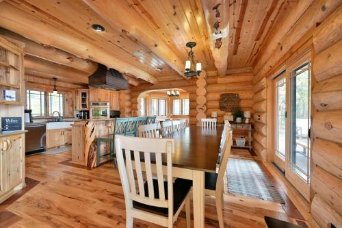 Kuchyň nebo kuchyňský kout v ubytování Osprey Lake Cabin home