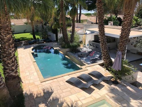 Villa contemporaine avec piscine sur 1400 m² de terrain, à 10 kms du Cap d Agde