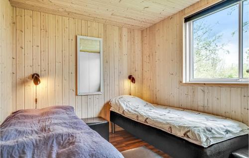 Bøtø By的住宿－丹麥布洛姆斯坦度假屋，一间卧室设有一张床和一个窗口