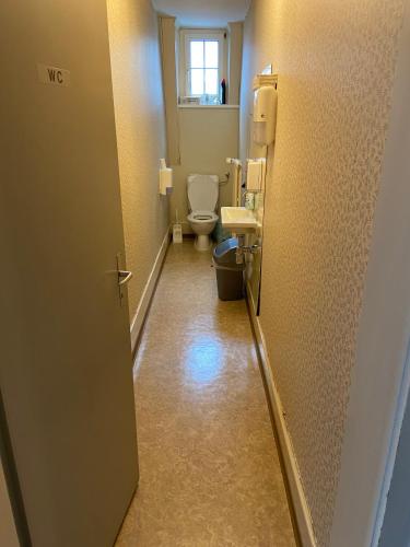 Ein Badezimmer in der Unterkunft Hotel National