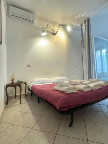 une chambre avec un lit avec des serviettes dessus dans l'établissement Sunny House, à Milan