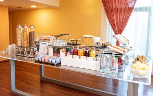 a buffet line with food on a table at Hotel Residence Montelago in Ternate