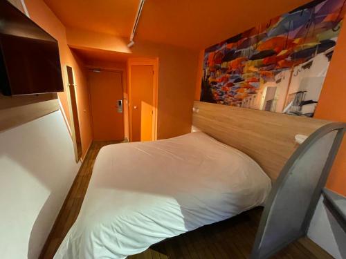 Tempat tidur dalam kamar di Egg Hôtel Sarcelles