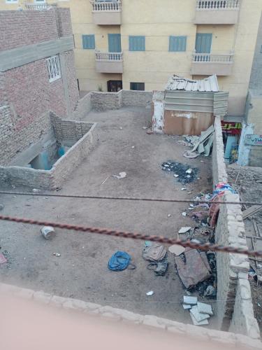 um monte de lixo em frente a um edifício em المنيا سمالوط 
