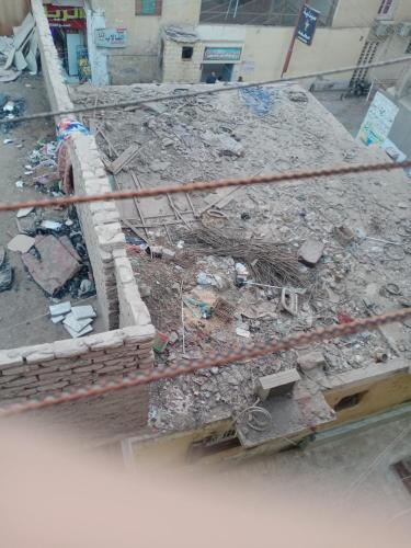 uma pilha de escombros e detritos numa rua em المنيا سمالوط 