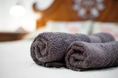 - une serviette sur le lit dans l'établissement Apartamento la Solapa, à Pájara