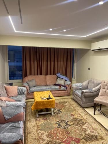 ein Wohnzimmer mit 2 Sofas und einem Couchtisch in der Unterkunft القاهرة مدينه نصر in Kairo