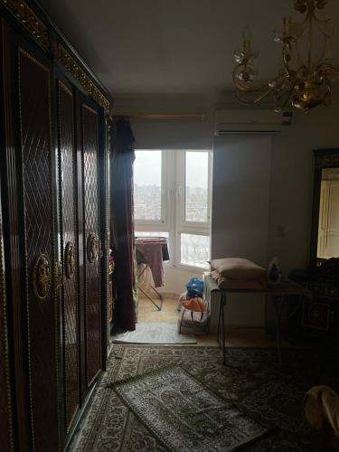Zimmer mit Tür, Fenster und Sofa in der Unterkunft القاهرة مدينه نصر in Kairo