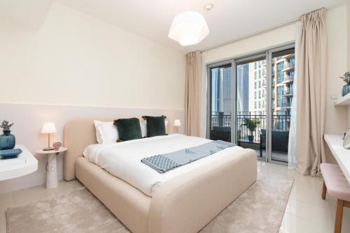 - une chambre blanche avec un lit et une fenêtre dans l'établissement Burj Khalifa Views / 5 min walk from Dubai Mall / Dubai Opera / Upgraded / Designer Choice / 8 people / The Best Location, à Dubaï