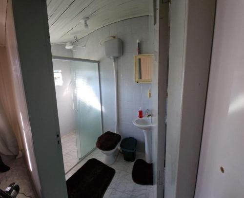 a bathroom with a shower and a toilet and a sink at Apartamento PRATICO in Cascavel