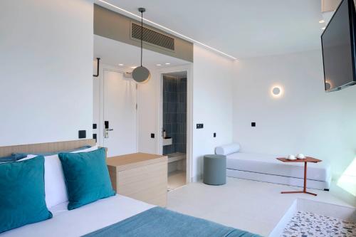 Un pat sau paturi într-o cameră la Twinn Downtown Piraeus