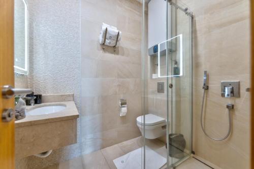 a bathroom with a shower and a toilet and a sink at Studio u Hotelu Alibi Inn in Zlatibor