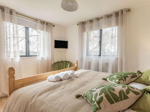 ein Schlafzimmer mit einem Bett mit zwei Handtüchern darauf in der Unterkunft 4 Bed in High Bickington 86720 in High Bickington