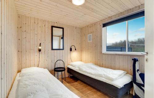Nørre Lyngvigにある7 Bedroom Nice Home In Hvide Sandeのベッドルーム1室(ベッド2台、窓付)