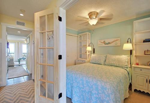 um quarto com uma cama e uma ventoinha de tecto em 304A Sea Cabin em Isle of Palms