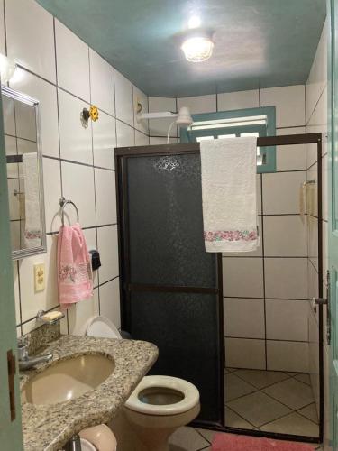 a small bathroom with a toilet and a sink at Da Judite in Santa Cruz Cabrália