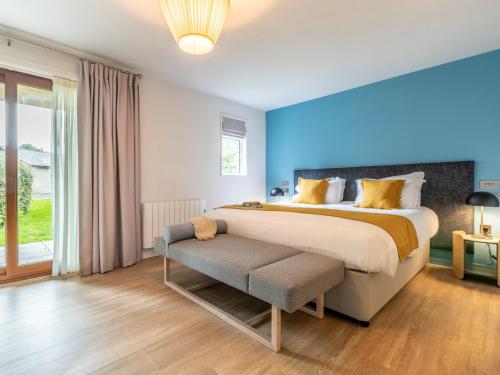 Ένα ή περισσότερα κρεβάτια σε δωμάτιο στο 2 Bed in St. Mellion 87708