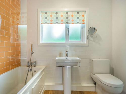 a bathroom with a sink and a toilet and a tub at 2 Bed in Blair Atholl 87927 in Bridge of Tilt