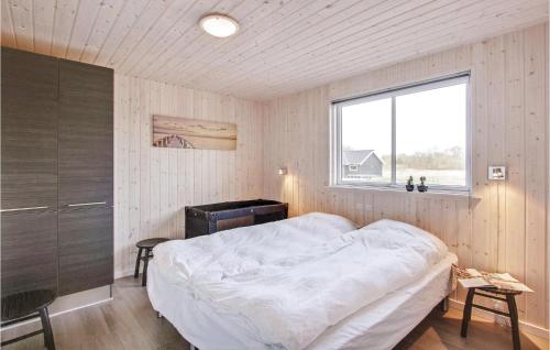 Fjellerup StrandにあるAmazing Home In Glesborg With 11 Bedrooms, Wifi And Indoor Swimming Poolのベッドルーム(大型ベッド1台、窓付)