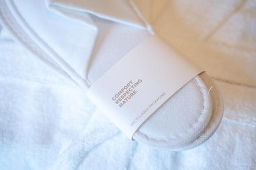 a white bow tie with a white tag on it at Hotel Residence Montelago in Ternate