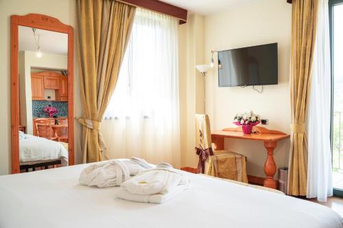 a bedroom with a bed with towels on it at Hotel Residence Montelago in Ternate