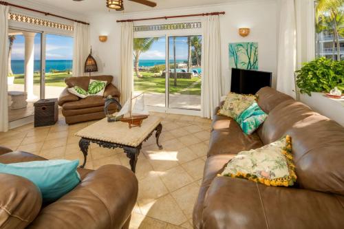 Sala de estar con 2 sofás y mesa en Luxury Oceanfront Villa with Amazing Views, en Sosúa