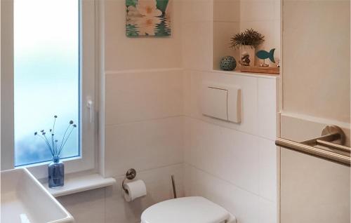 ein Bad mit einem WC, einem Waschbecken und einem Fenster in der Unterkunft Lovely Home In Wittstock With Kitchen in Wittstock