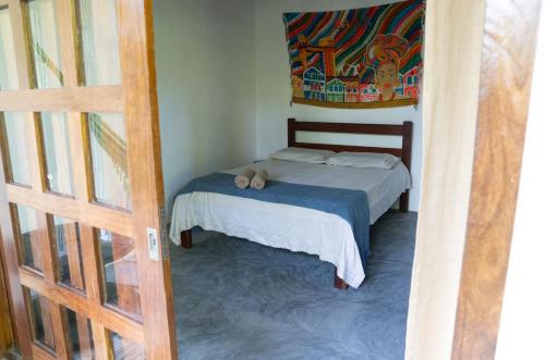 małą sypialnię z łóżkiem z dwoma butami w obiekcie Chô Chuá w mieście Cairu