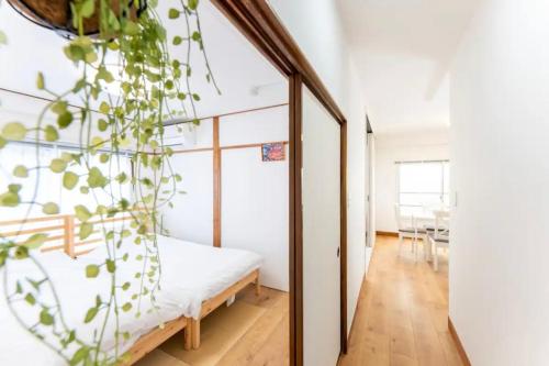 1 dormitorio con cama y planta en Apartment in Akihabara Station 3 minutes away, near Tokyo Staフリ, en Tokio