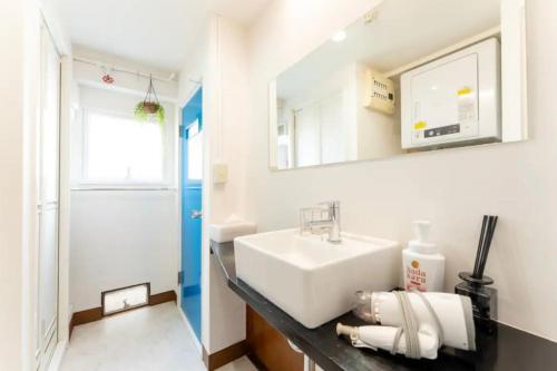 y baño con lavabo blanco y espejo. en Apartment in Akihabara Station 3 minutes away, near Tokyo Staフリ, en Tokio