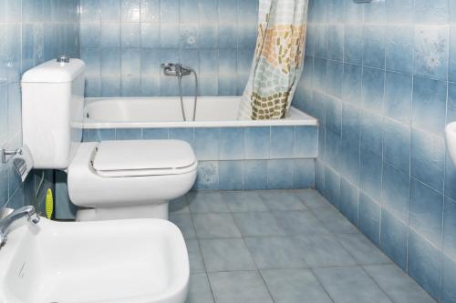 クリェラにあるFlorazar 2, Vi-7-Cの青いタイル張りのバスルーム(トイレ、バスタブ付)