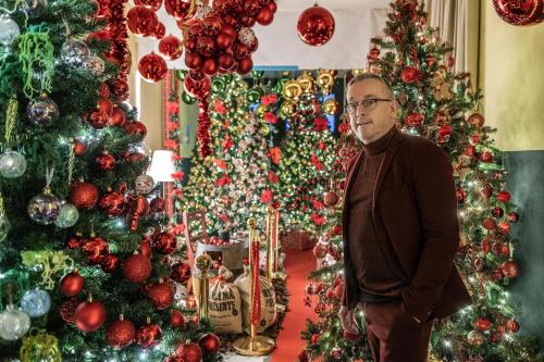 a man standing in front of christmas trees at R&breakfast in Roeselare