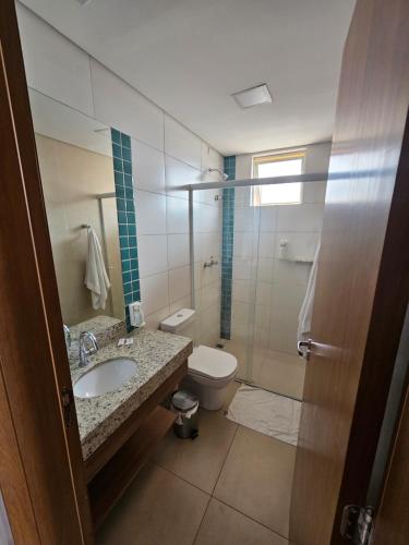 卡达斯诺瓦斯Ilhas do Lago Eco Resort的带水槽和马桶的浴室