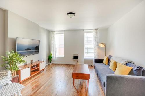 Coin salon dans l'établissement Bright and Charming 1BR 15min to NYC