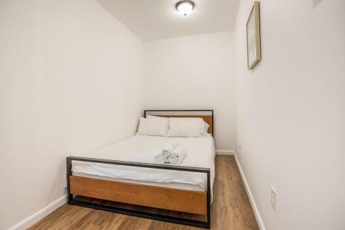 Kama o mga kama sa kuwarto sa Bright and Charming 1BR 15min to NYC