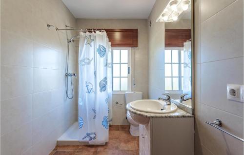 bagno con tenda per la doccia e lavandino di Cozy Apartment In Poio With Kitchen a Poio