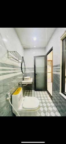 uma casa de banho com um WC e um lavatório em Khách sạn An An em Xã Trảng Bôm