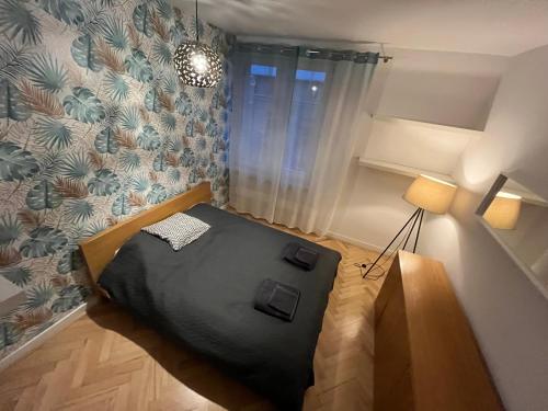 Un dormitorio con una cama y una lámpara. en Apartament Chopina 25 en Lublin
