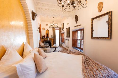 1 dormitorio con 1 cama blanca grande en una habitación en Riad Asrari, en Marrakech