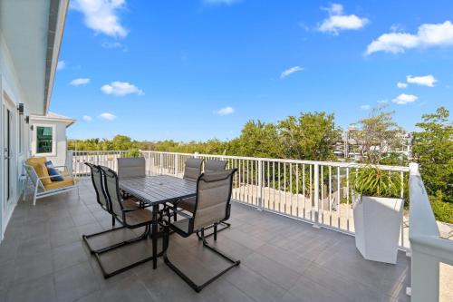 Μπαλκόνι ή βεράντα στο Blue Pearl New Waterfront Haven with Heated Pool ,70 Foot Dock, and More!