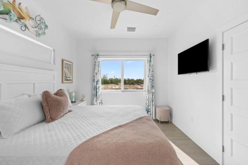 Ένα ή περισσότερα κρεβάτια σε δωμάτιο στο Blue Pearl New Waterfront Haven with Heated Pool ,70 Foot Dock, and More!