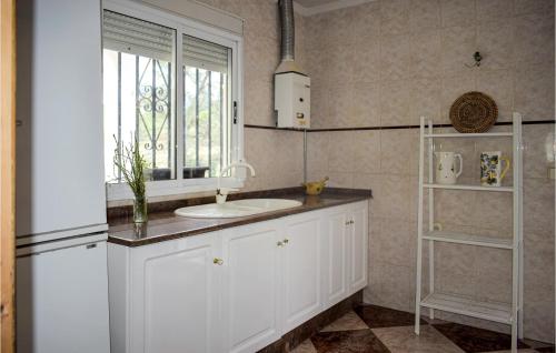 bagno con lavandino e finestra di 2 Bedroom Awesome Home In Xativa-almaseretes 