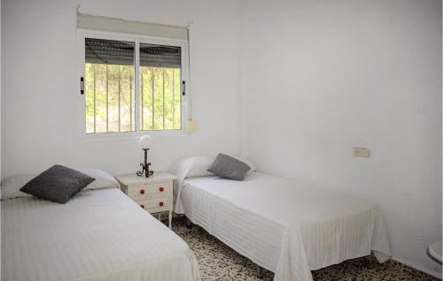 2 Bedroom Awesome Home In Xativa-almaseretes tesisinde bir odada yatak veya yataklar