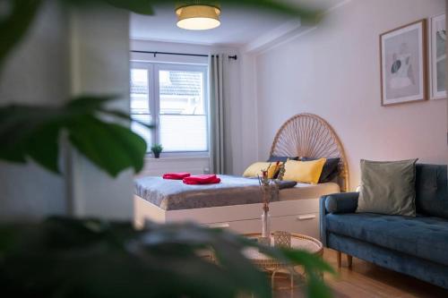 ein Wohnzimmer mit einem Sofa und einem Stuhl in der Unterkunft Stilvolles Appartement zwischen Messe und HBF in Essen