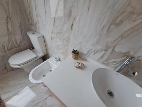 Love Sunset في فيلا كارلوس باز: حمام مع حوض أبيض ومرحاض