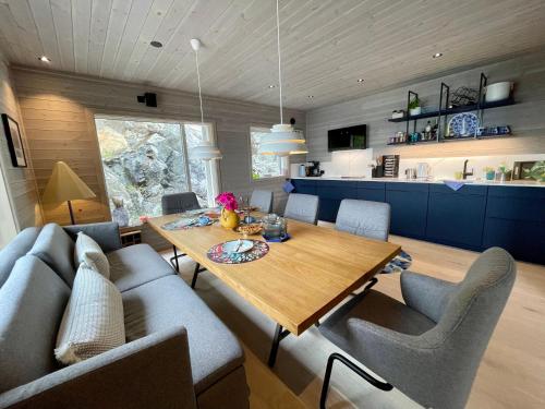 una sala da pranzo con tavolo e sedie in legno di Villa Blue Dream a Kristiansund