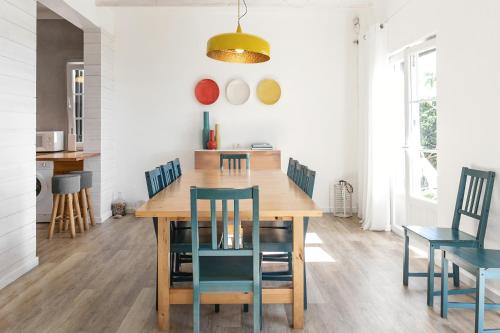 una cucina e una sala da pranzo con tavolo e sedie in legno di Silver Coast - Casa da Lagoa a Foz do Arelho