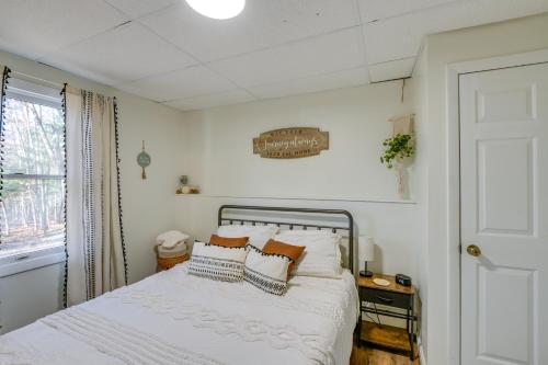 Schlafzimmer mit einem Bett mit weißer Bettwäsche und Kissen in der Unterkunft Glenburn Vacation Rental Close to Trails! in West Glenburn