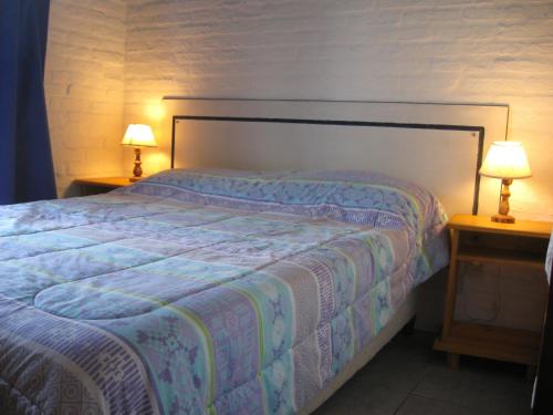 1 dormitorio con 1 cama con 2 lámparas en las mesas en Altos de La Balconada, en La Paloma